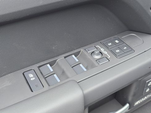 New 2026 Land Rover Defender 110 X-Dynamic SE image 39