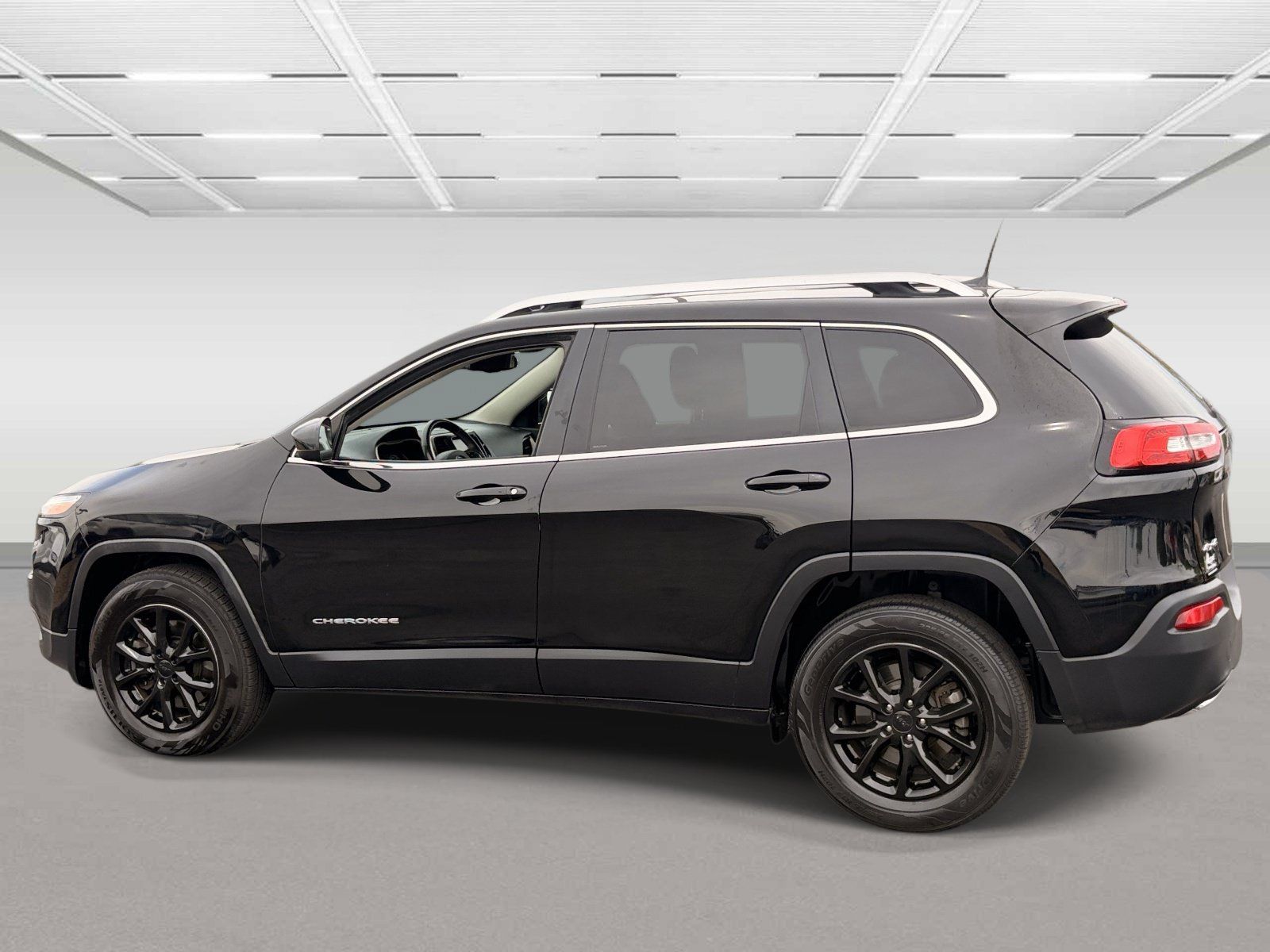 Used 2017 Jeep Cherokee Latitude w/ Comfort/Convenience Group AWD/4WD image 3
