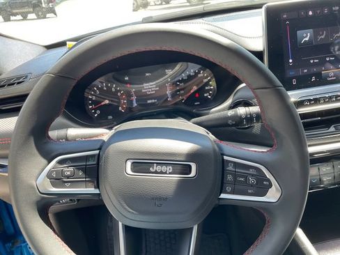 Used 2025 Jeep Compass Trailhawk AWD/4WD image 29