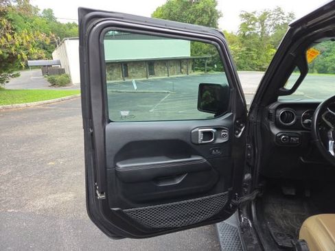 Used 2018 Jeep Wrangler Unlimited Sahara AWD/4WD image 12