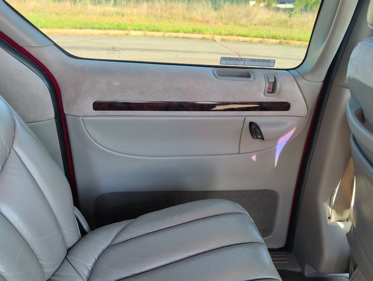 Used 1999 Chrysler Town & Country Limited FWD image 27