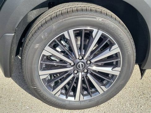 New 2026 Nissan Pathfinder Platinum FWD image 3
