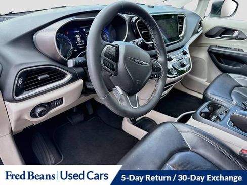 Used 2023 Chrysler Pacifica Touring-L FWD image 13