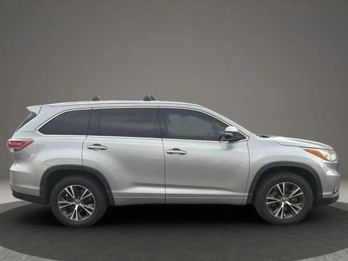 Used 2016 Toyota Highlander XLE FWD image 6