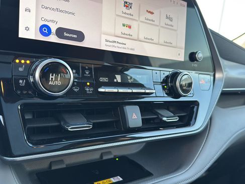 Used 2024 Toyota Highlander Platinum image 24