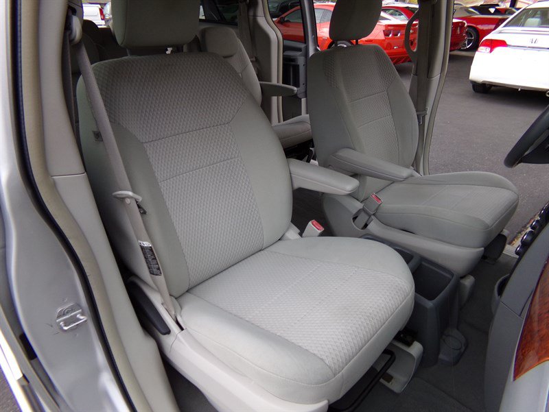 Used 2008 Chrysler Town & Country Touring FWD image 24
