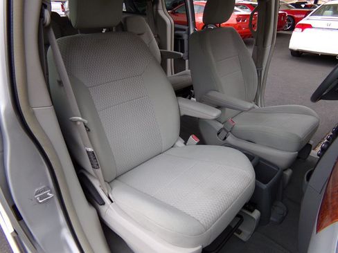 Used 2008 Chrysler Town & Country Touring FWD image 24