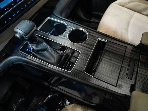 Used 2022 Toyota Sienna Limited image 21