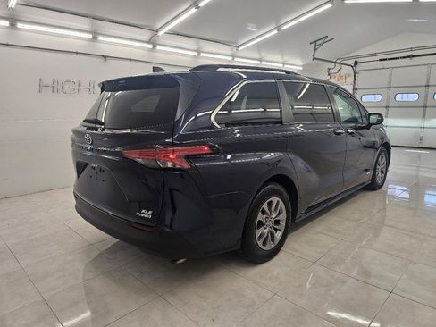 Used 2021 Toyota Sienna XLE w/ XLE Plus Package AWD/4WD image 4