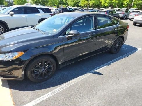 Used 2017 Ford Fusion SE w/ Fusion SE Technology Package FWD image 8