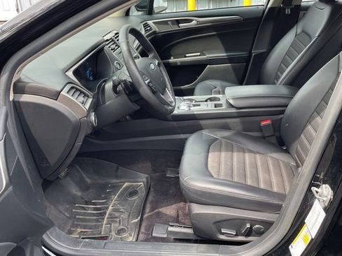 Used 2017 Ford Fusion SE w/ Equipment Group 201A image 3