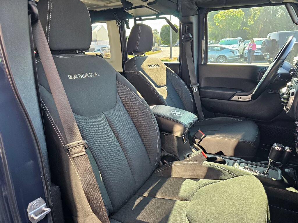 Used 2018 Jeep Wrangler Unlimited Sahara w/ Connectivity Group AWD/4WD image 10