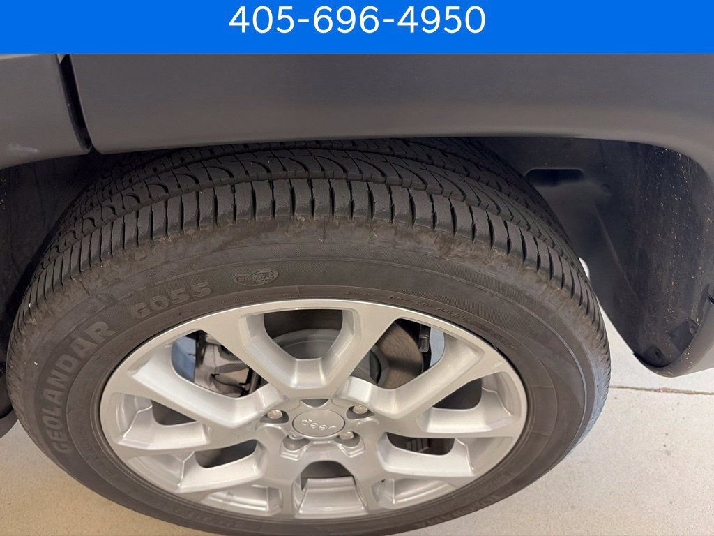 Used 2024 Jeep Compass Latitude AWD/4WD image 19