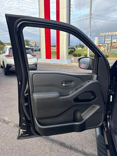 Certified 2023 Nissan Frontier SV w/ Midnight Edition Package AWD/4WD image 11