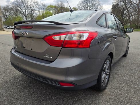 Used 2014 Ford Focus SE w/ SE Sport Package image 9