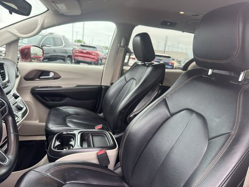 Used 2018 Chrysler Pacifica Touring-L FWD image 26
