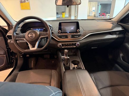 Used 2025 Nissan Altima 2.5 SV FWD image 27