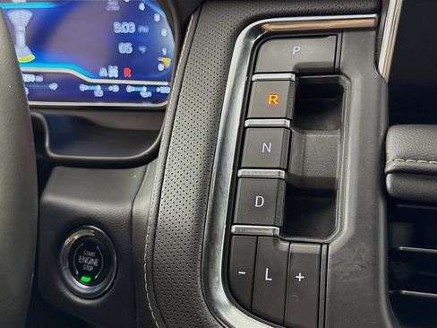 Used 2023 Chevrolet Suburban Premier image 17