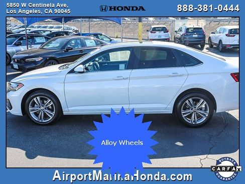 Used 2023 Volkswagen Jetta SE image 3