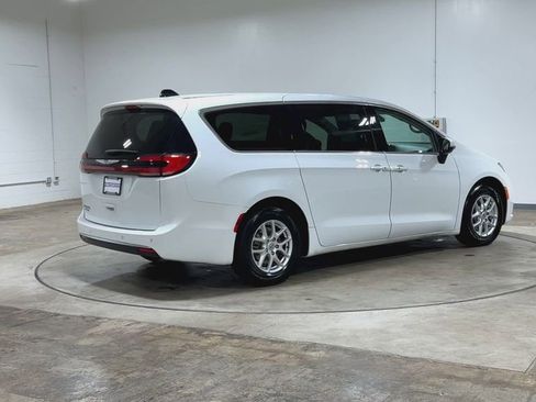 Used 2023 Chrysler Pacifica Touring-L FWD image 9