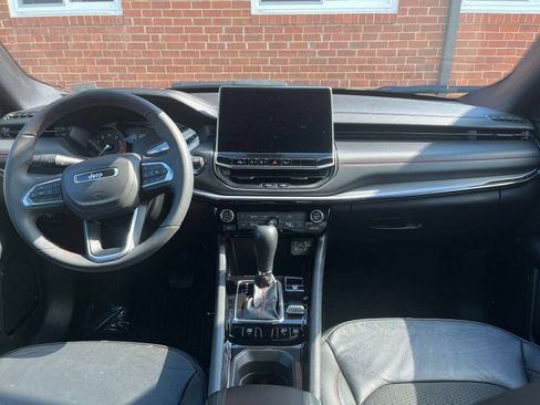 Used 2025 Jeep Compass Trailhawk AWD/4WD image 31