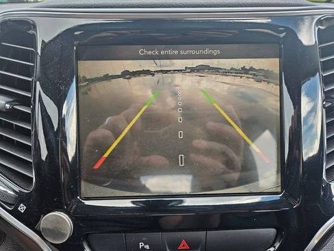 Used 2019 Jeep Cherokee Limited FWD image 20