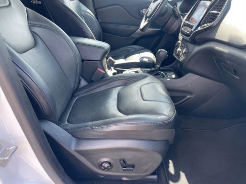 Used 2019 Jeep Cherokee Limited w/ Luxury Group FWD image 13