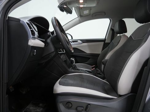 Used 2025 Volkswagen Taos SE image 12