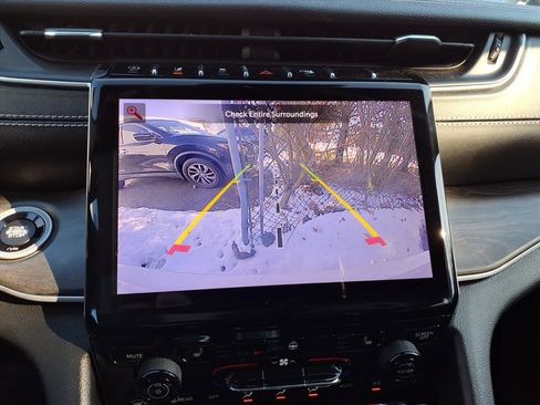 Used 2023 Jeep Grand Cherokee Limited w/ Black Appearance Package image 20