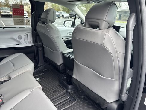 New 2026 Toyota Sienna XLE image 32