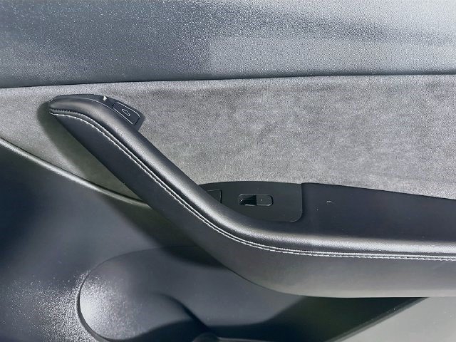 Used 2022 Tesla Model Y Long Range AWD/4WD image 29