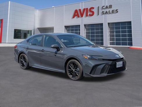 Used 2025 Toyota Camry SE FWD image 3