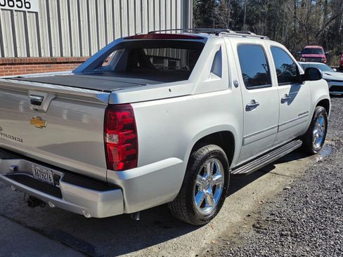 Used 2013 Chevrolet Avalanche LTZ image 5