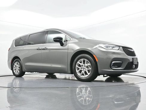 Used 2025 Chrysler Pacifica Select FWD image 71