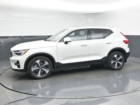 Used 2023 Volvo XC40 B4 Plus w/ Protection Package Premier image 4