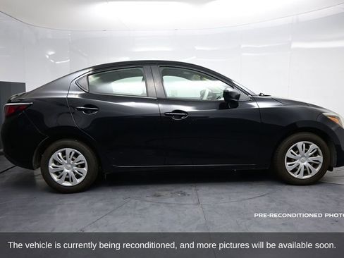 Used 2019 Toyota Yaris L FWD image 4