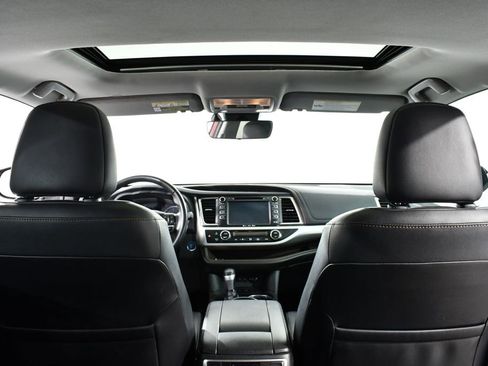 Used 2019 Toyota Highlander XLE AWD/4WD image 17
