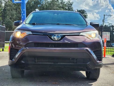 Used 2018 Toyota RAV4 LE FWD image 2