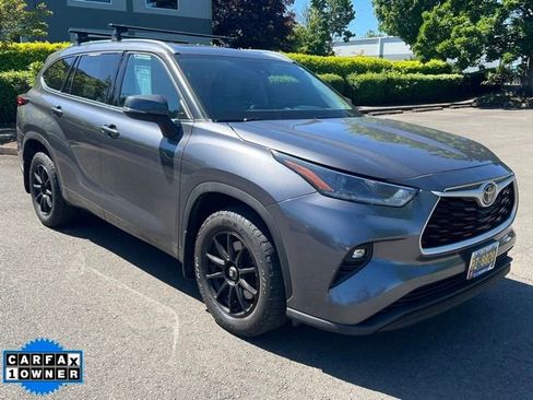 Used 2021 Toyota Highlander XLE AWD/4WD image 1