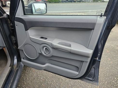 Used 2007 Jeep Commander Sport image 10