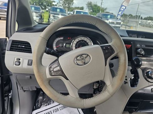 Used 2011 Toyota Sienna SE image 20