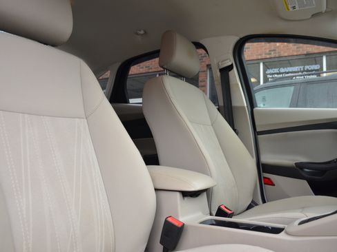 Used 2018 Ford Focus SE w/ SE Appearance Package image 25