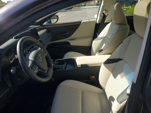 Used 2023 Lexus ES 300h w/ Premium Package image 15