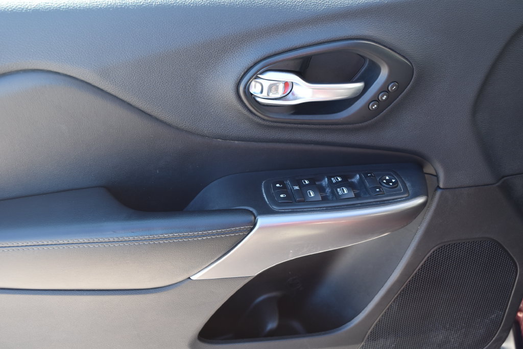 Used 2019 Jeep Cherokee Limited AWD/4WD image 8