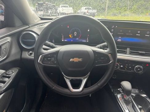 Used 2024 Chevrolet Trax LT w/ Driver Confidence Package FWD image 11