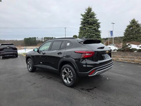 New 2026 Chevrolet Trax LT w/ LT Convenience Package FWD image 2