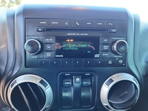 Used 2017 Jeep Wrangler Rubicon w/ Power Convenience Group image 28