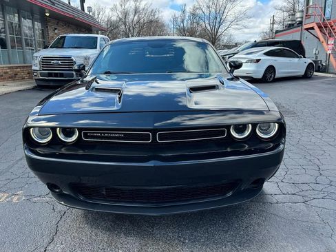 Used 2016 Dodge Challenger SXT RWD image 2