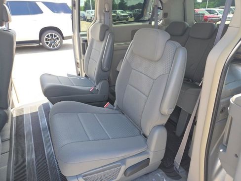 Used 2010 Chrysler Town & Country Touring w/ Entertainment Group #2 FWD image 7