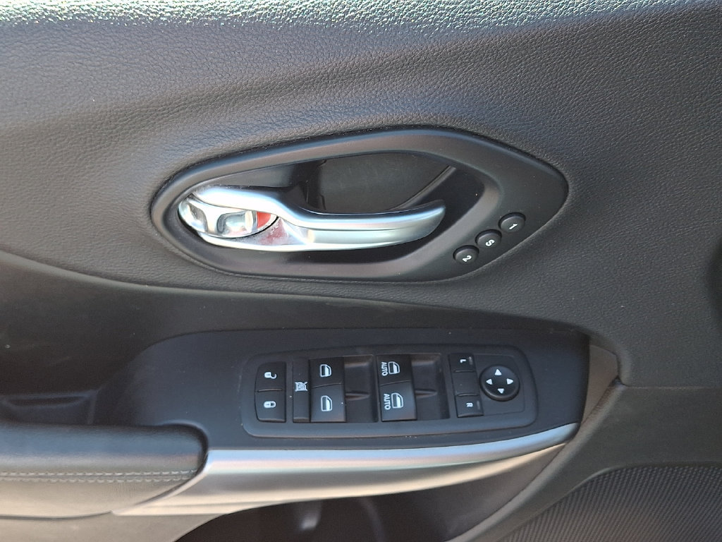 Used 2019 Jeep Cherokee Limited AWD/4WD image 14